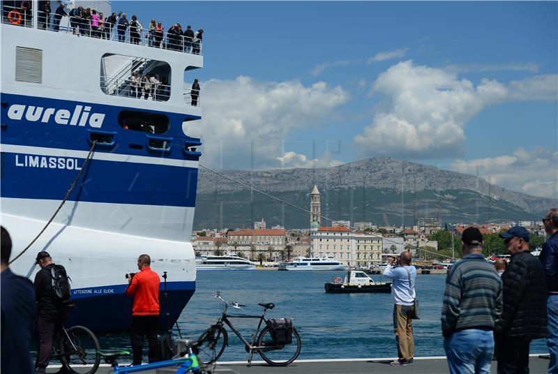 Brod Aurelia dotegljen u Splitsku luku