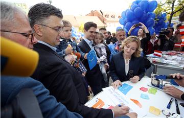 Okusi Europe u Zagrebu: 18 zemalja EU natječe se za najbolji sendvič, premijer obišao štandove