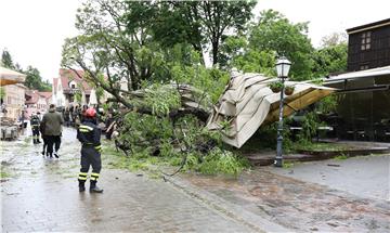 Vatrogasci saniraju posljedice nevremena koje je pogodilo Hrvatsku, najviše u Zagrebu 