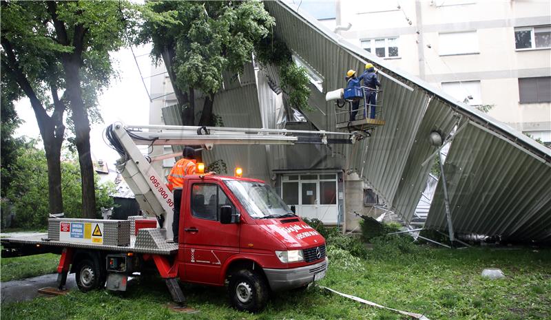 Nevrijeme u Zagrebu, vjetar srušio limeni krov sa stambene zgrade