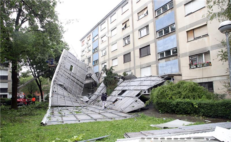 Nevrijeme u Zagrebu, vjetar srušio limeni krov sa stambene zgrade