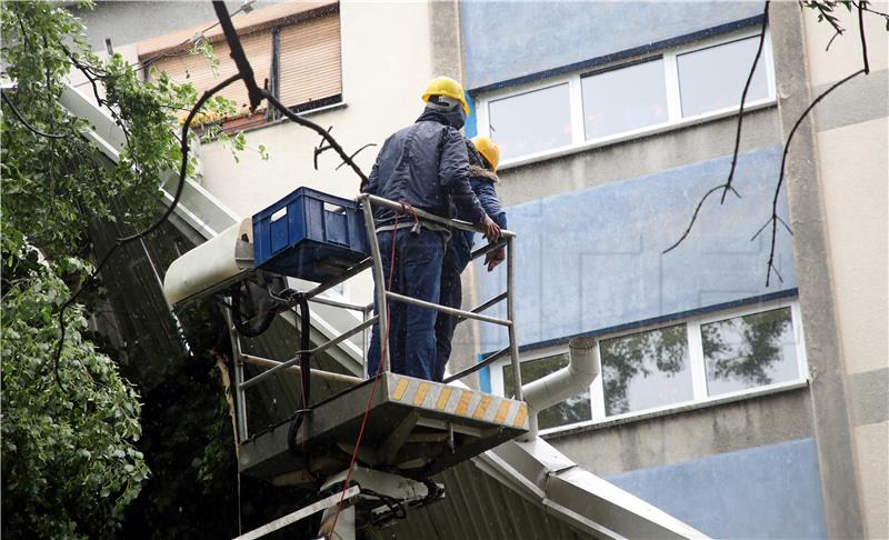 Nevrijeme u Zagrebu, vjetar srušio limeni krov sa stambene zgrade