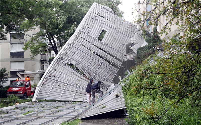 Nevrijeme u Zagrebu, vjetar srušio limeni krov sa stambene zgrade