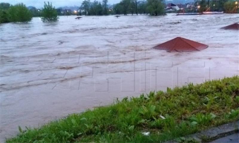 BiH: Poplave se šire, blokirane brojne prometnice