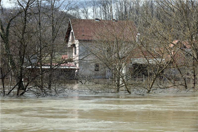 U Hrvatskoj Kostajnici zasad sve pod kontrolom, nisu ugroženi ni ljudi niti kuće