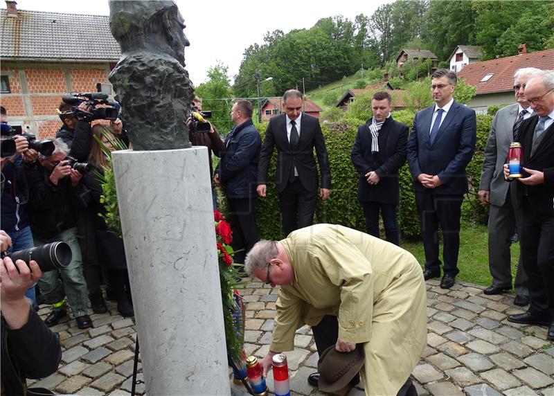 U povodu 97. obljetnice rođenja  dr. Franje Tuđmana, premijer te kandidati HDZ-a za izbore za EU u Velikom Trgovišću položili su vijenac i zapalili svijeću kod Tuđmanove rodne kuće