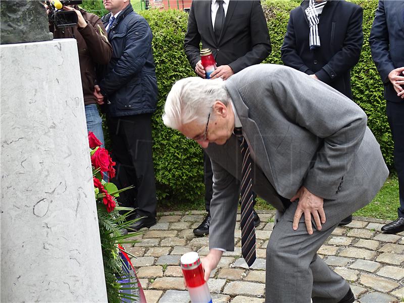 U povodu 97. obljetnice rođenja  dr. Franje Tuđmana, premijer te kandidati HDZ-a za izbore za EU u Velikom Trgovišću položili su vijenac i zapalili svijeću kod Tuđmanove rodne kuće