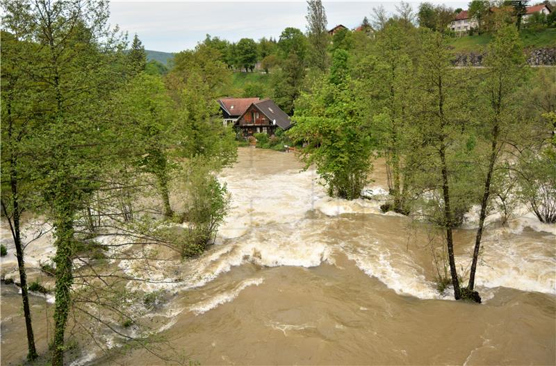 Rastoke i nabujala Slunjčica