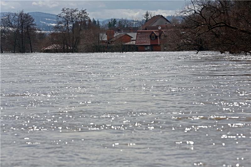 U Hrvatskoj Kostajnici proglašeno izvanredno stanje, Una raste