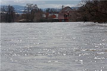 U Hrvatskoj Kostajnici proglašeno izvanredno stanje, Una raste