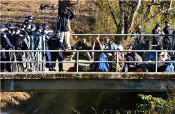 Švicarska televizija objavila snimku kako hrvatski policajci silom vraćaju migrante u BiH