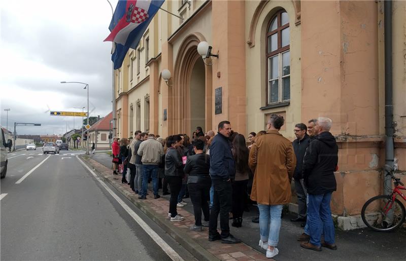 Mirni prosvjed zaposlenika bjelovarskih sudova i tužiteljstava: Veće plaće svima ili nikome