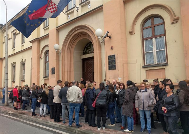 Mirni prosvjed zaposlenika bjelovarskih sudova i ŽO-a: Veće plaće svima ili nikome!