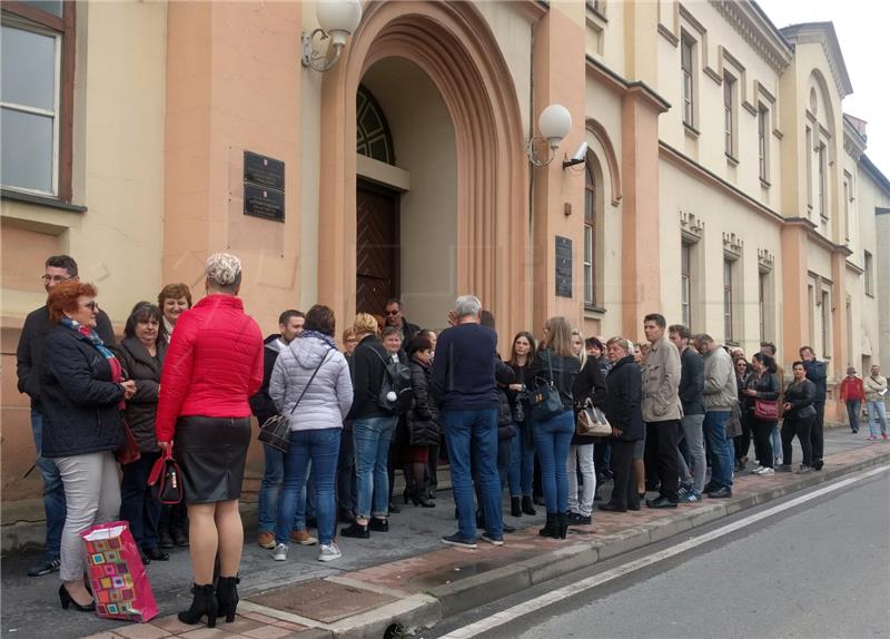 Mirni prosvjed zaposlenika bjelovarskih sudova i ŽO-a: Veće plaće svima ili nikome!