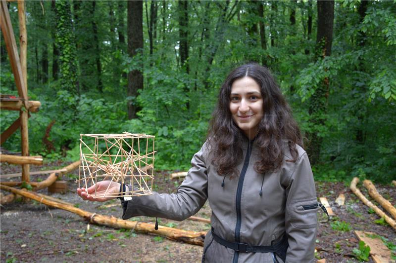 Na likovnoj radionici na otvorenome "Svijetle pruge" u izradi tri nove velike drvene skulpture