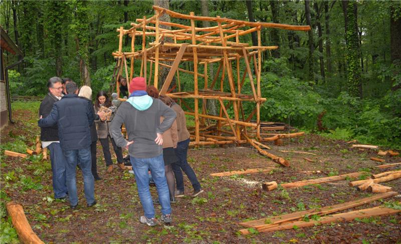 Na likovnoj radionici na otvorenome "Svijetle pruge" u izradi tri nove velike drvene skulpture