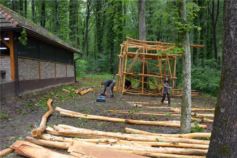 Na likovnoj radionici na otvorenome "Svijetle pruge" u izradi tri nove velike drvene skulpture