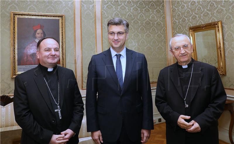 Plenković primio predsjednika HBK mons. Puljića i generalnog tajnika HBK mons. Palića