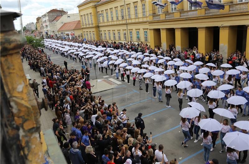 Osječki maturanti plesali kvadrilu