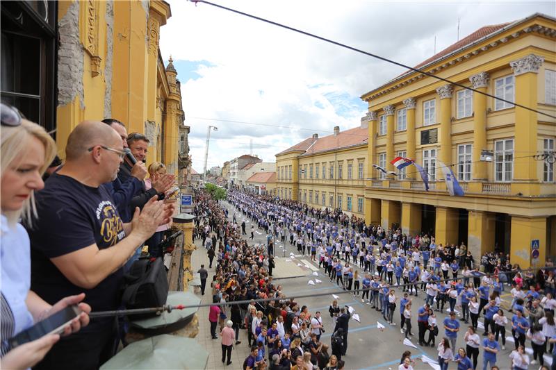 Osječki maturanti plesali kvadrilu