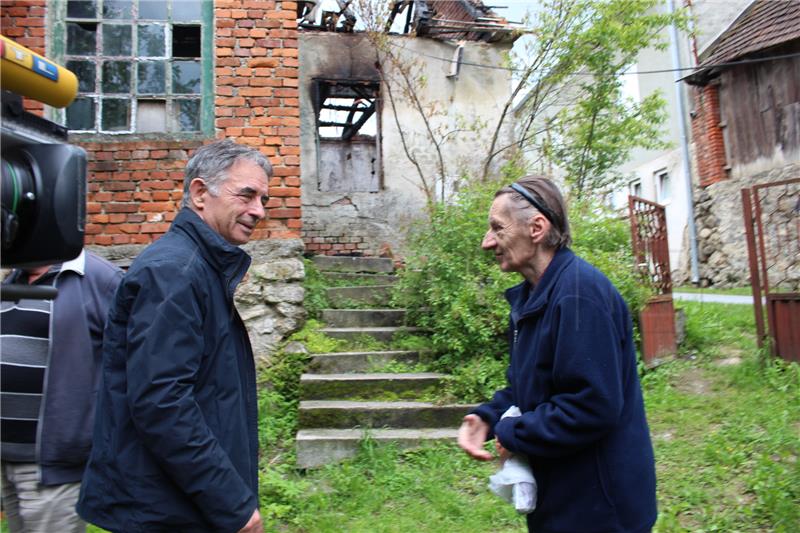 Pupovac sa mještanima Duzluka- otkriti tko pali kuće 