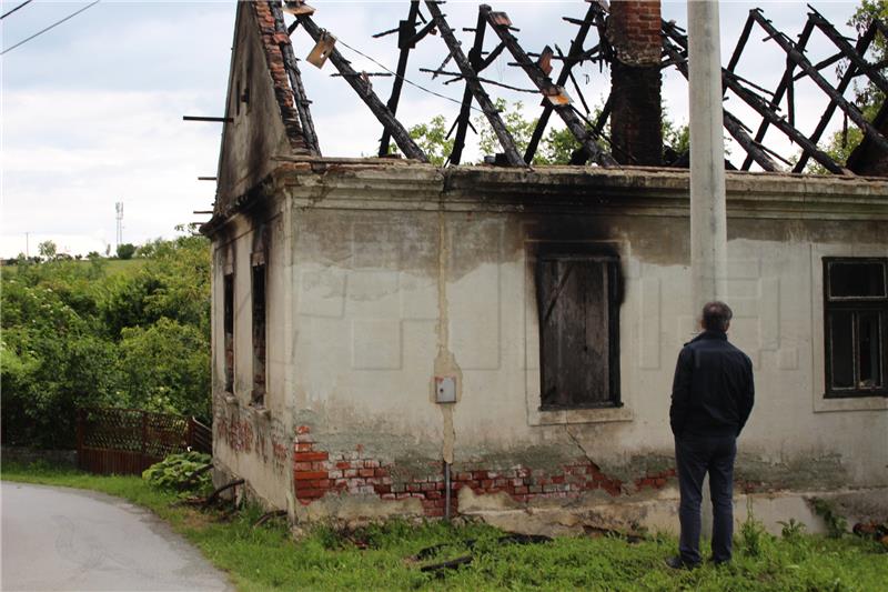 Pupovac sa mještanima Duzluka - otkriti tko pali kuće