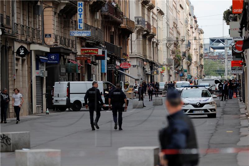 Policija nastavlja potragu za muškarcem koji je podmetnuo eksploziv u Lyonu