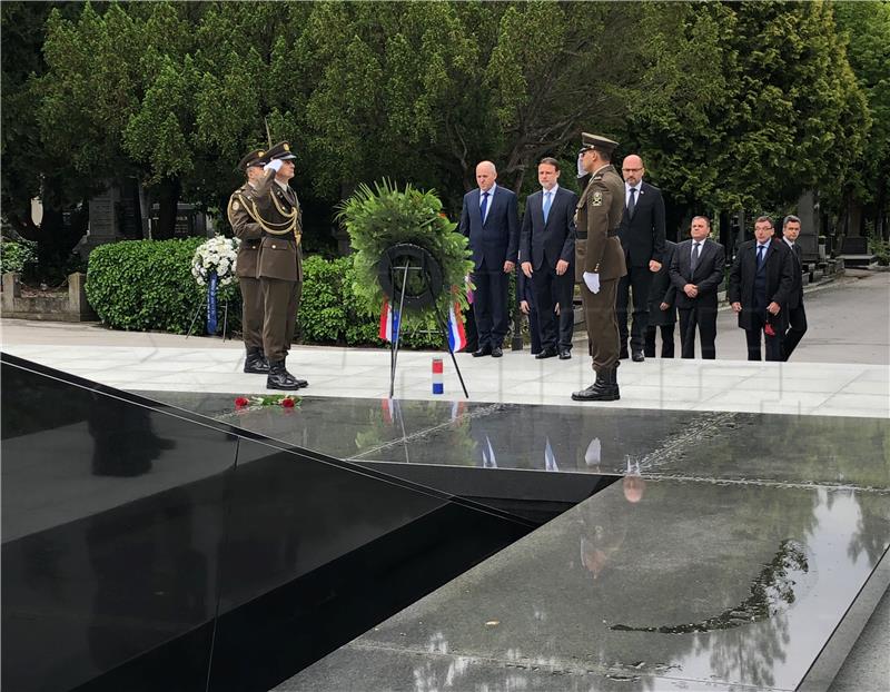  Predsjednik Hrvatskoga sabora s izaslanstvom položio vijence na Mirogoju  u povodu obilježavanja 30. svibnja - Dana Hrvatskoga sabora