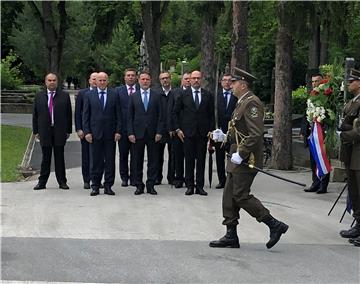  Predsjednik Hrvatskoga sabora s izaslanstvom položio vijence na Mirogoju  u povodu obilježavanja 30. svibnja - Dana Hrvatskoga sabora