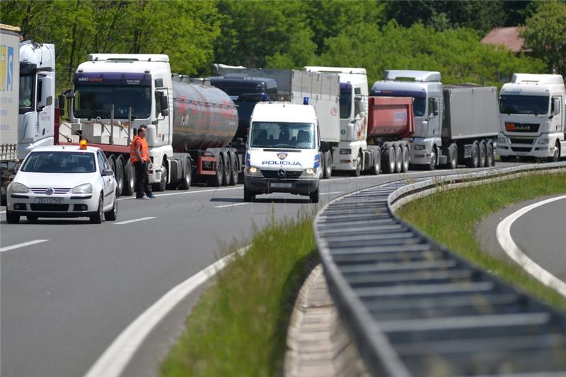 Na A3 poginuo vozač kamiona iz S. Makedonije, više osoba ozlijeđeno  