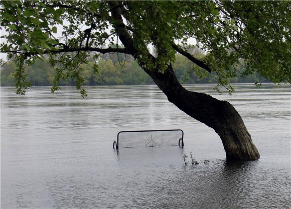 Croatian police save 16 migrants from swollen Danube