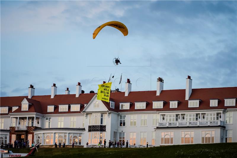 Britanska kraljica Elizabeta pokazala Trumpu obiteljsku golfersku ostavštinu