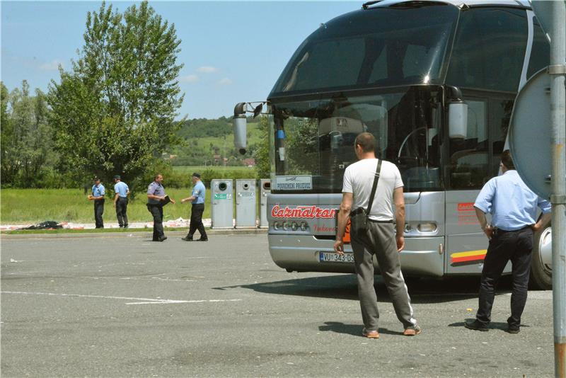 Dvoje poginulih u naletu kamiona na grupu ljudi na odmorištu autoceste kod Novske