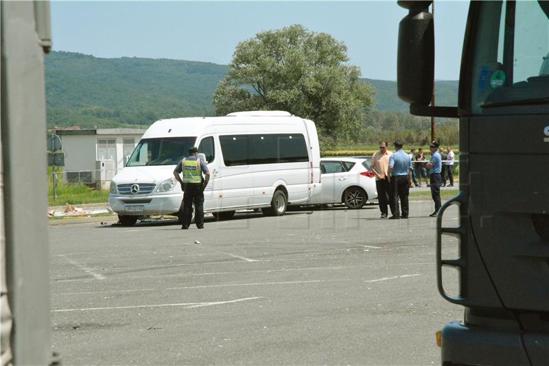 Dvoje poginulih u naletu kamiona na grupu ljudi na odmorištu autoceste kod Novske