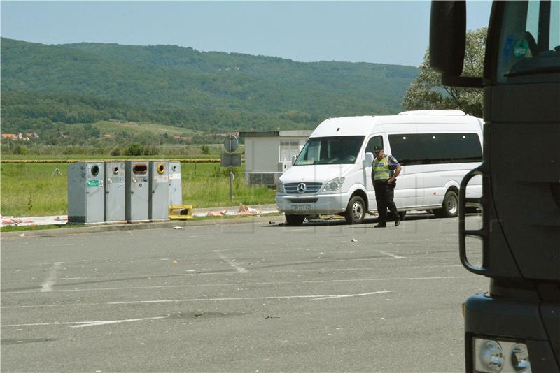 Dvoje poginulih u naletu kamiona na grupu ljudi na odmorištu autoceste kod Novske