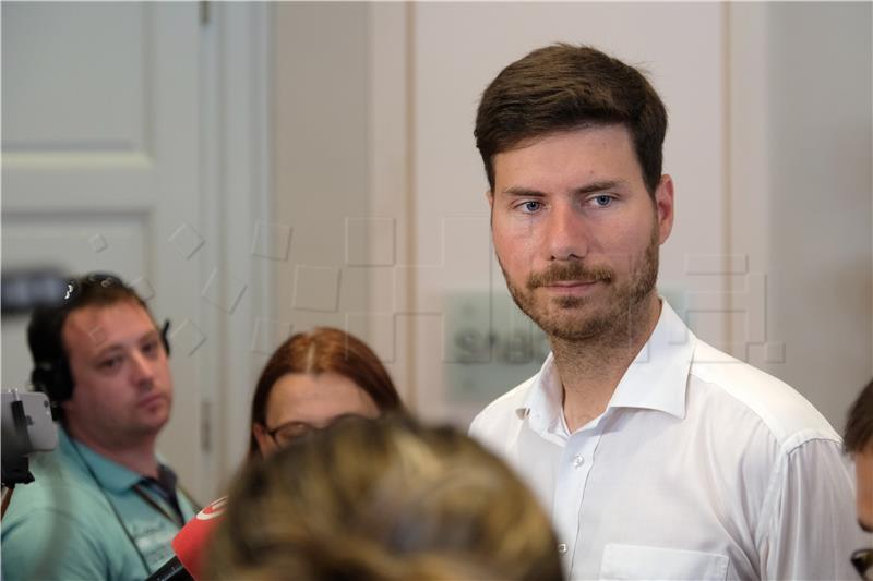 Pernar osniva Stranku Ivana Pernara i ide na predsjedničke i parlamentarne izbore