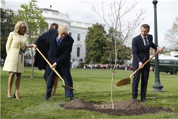 Osušilo se drvo prijateljstva koje su posadili Macron i Trump