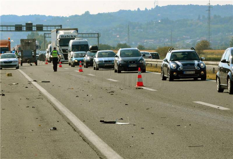 Suvozač poginuo pri udaru automobila u kamion na autocesti kod Slavonskog Broda