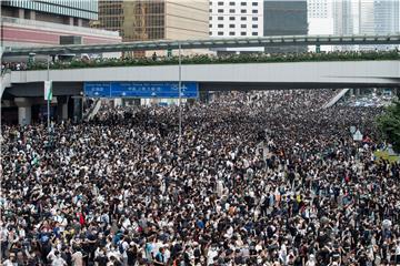 Hong Kong: policija suzavcem i gumenim mecima na prosvjednike