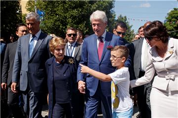 Tisuće Albanaca dočekale Clintona i Albright u Prištini