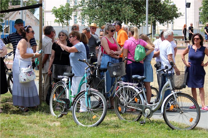 Virovitica: Dvjestotinjak građana na skupu u povodu smrti pročelnika