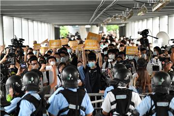 Hong Kong: deseci tisuća ljudi ponovno na ulicama