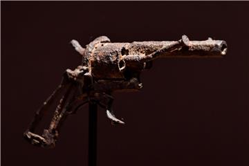 FRANCE AUCTION VAN GOGH WEAPON