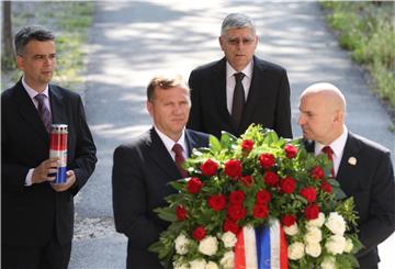 Željko Reiner položio vijenac i zapalio svijeću u povodu "Dana sjećanja na Stjepana Radića i lipanjske žrtve" 