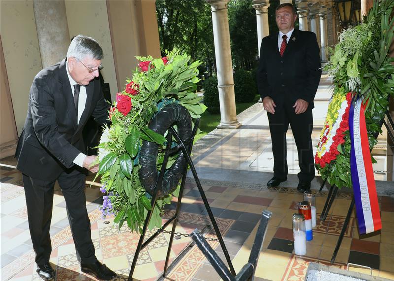 Željko Reiner položio vijenac i zapalio svijeću u povodu "Dana sjećanja na Stjepana Radića i lipanjske žrtve" 