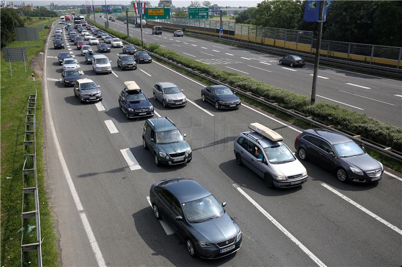 Normaliziran promet u tunelu Sv. Rok nakon požara automobila, nitko nije ozlijeđen 