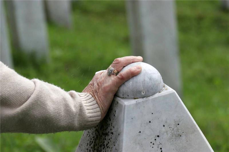 Rat spomen-pločama u Srebrenici u očekivanju komemoracije genocida 