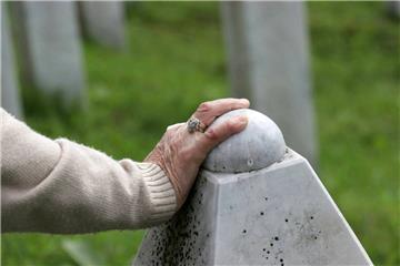 Rat spomen-pločama u Srebrenici u očekivanju komemoracije genocida 