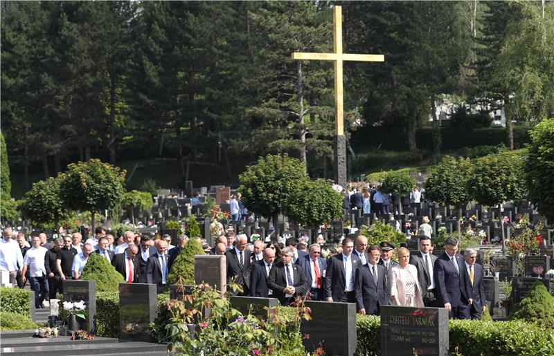 U povodu Dana državnosti državni vrh položio zajednički vijenac i zapalio svijeće na Mirogoju