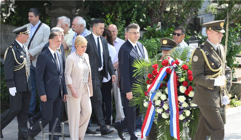 U povodu Dana državnosti državni vrh položio zajednički vijenac i zapalio svijeće na Mirogoju